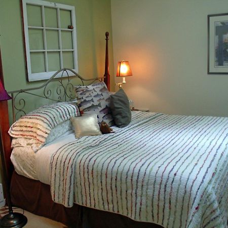 Inn To The Woods Friday Harbor Room photo