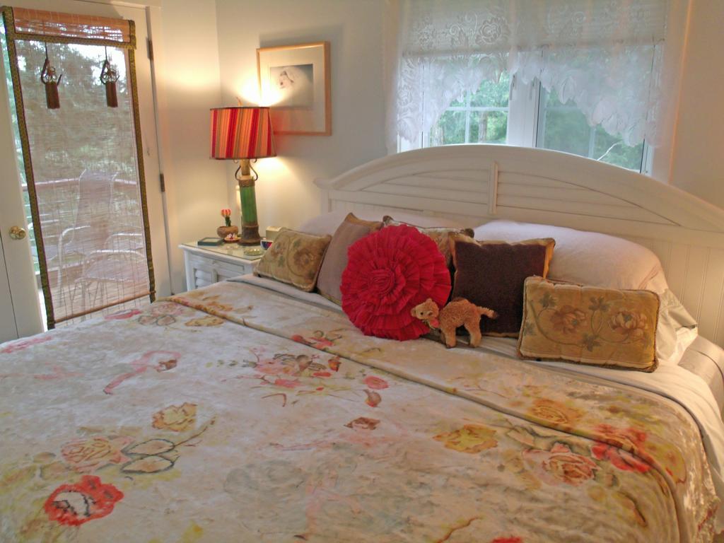 Inn To The Woods Friday Harbor Room photo
