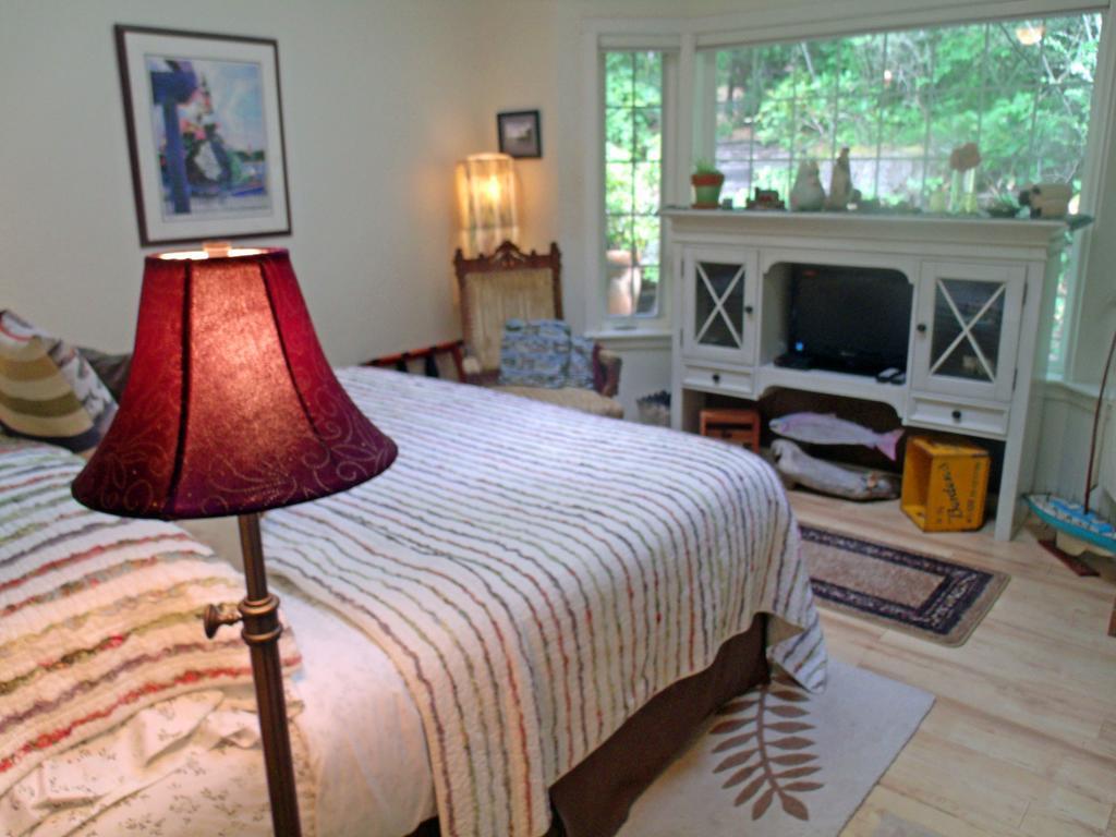Inn To The Woods Friday Harbor Room photo